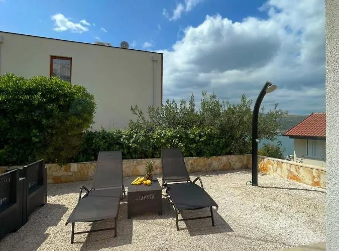 Appartement Tina, Modern, Private Seaview Outdoor Terrace, Bbq, Close To Beach, 2 Bedrooms *