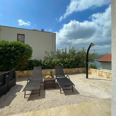 Appartement Tina, Modern, Private Seaview Outdoor Terrace, Bbq, Close To Beach, 2 Bedrooms *